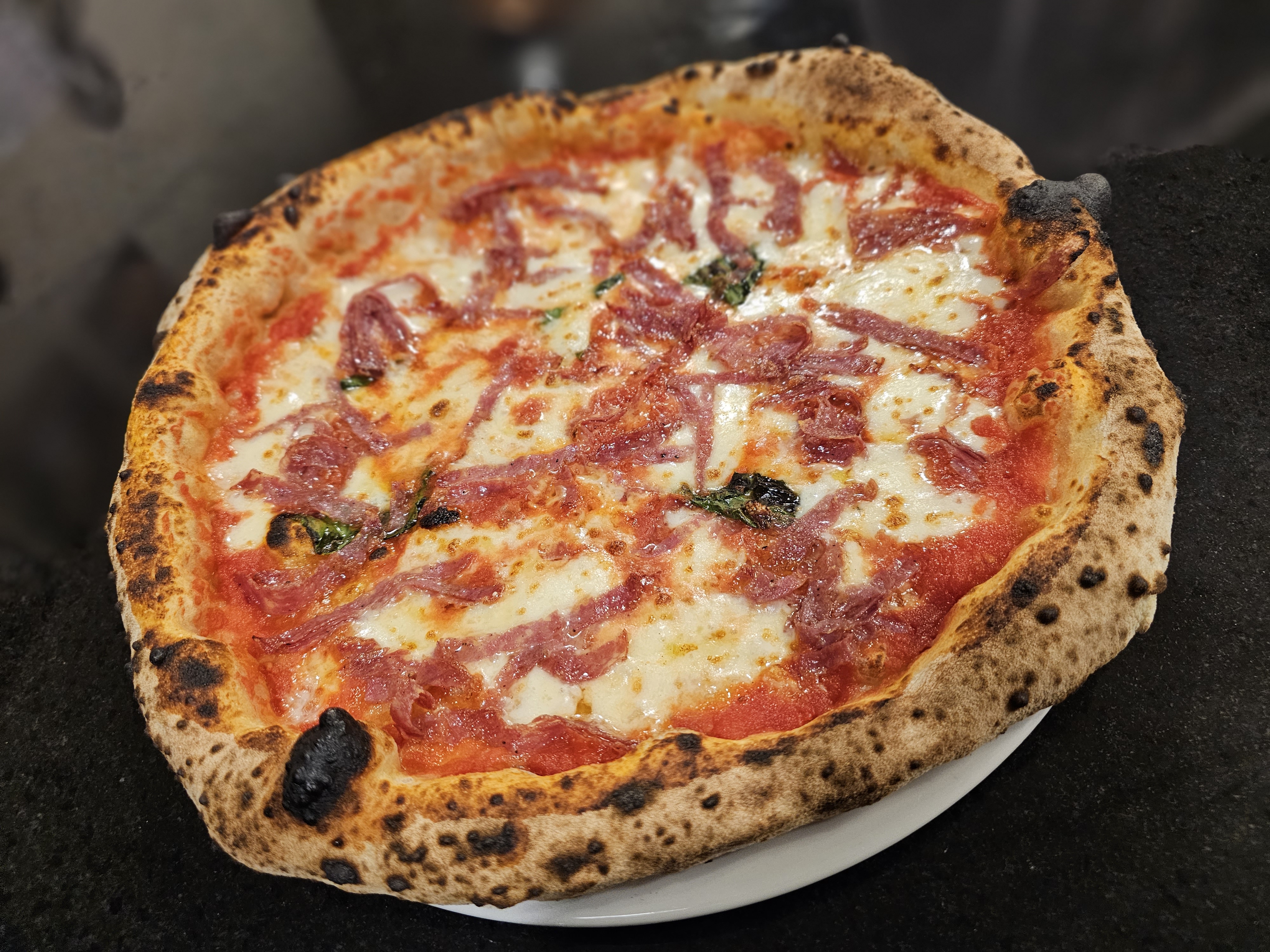 Pizza von Antica Napoli